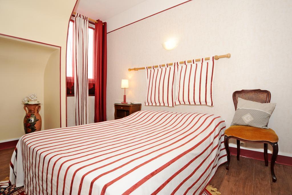 Hotel La Tour Сюллі-сюр-Луар Номер фото