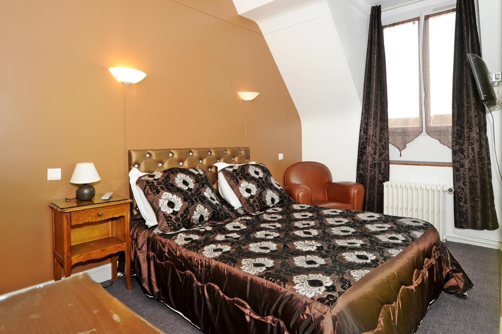 Hotel La Tour Сюллі-сюр-Луар Номер фото