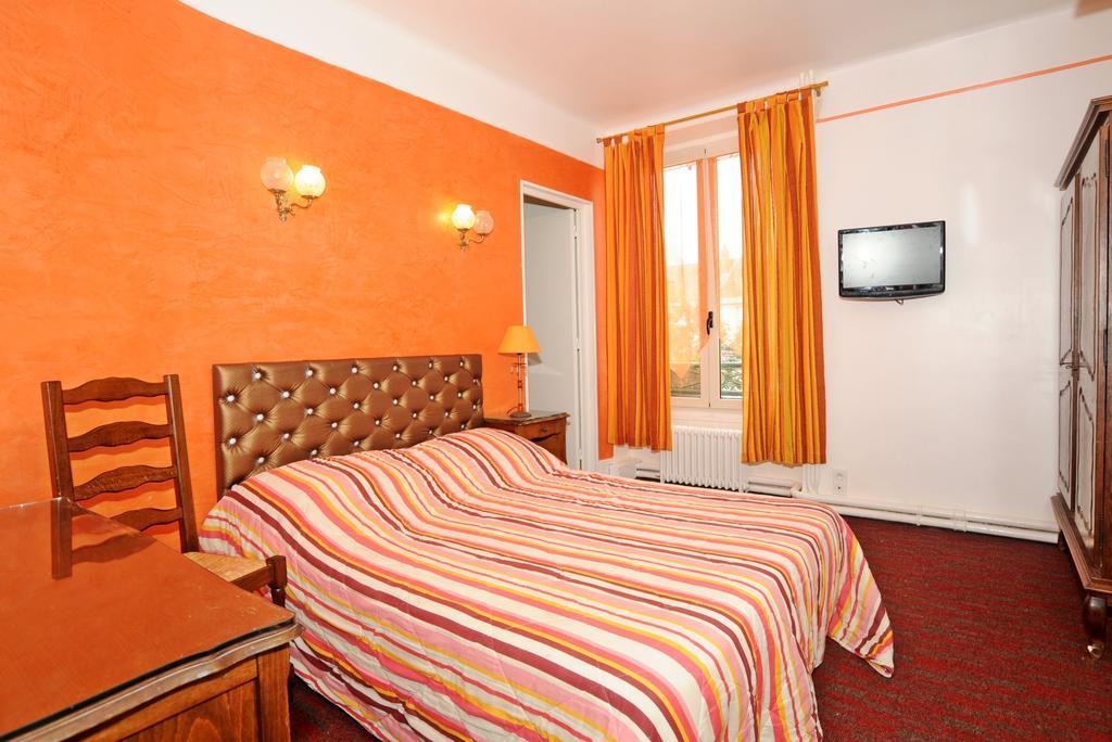 Hotel La Tour Сюллі-сюр-Луар Номер фото